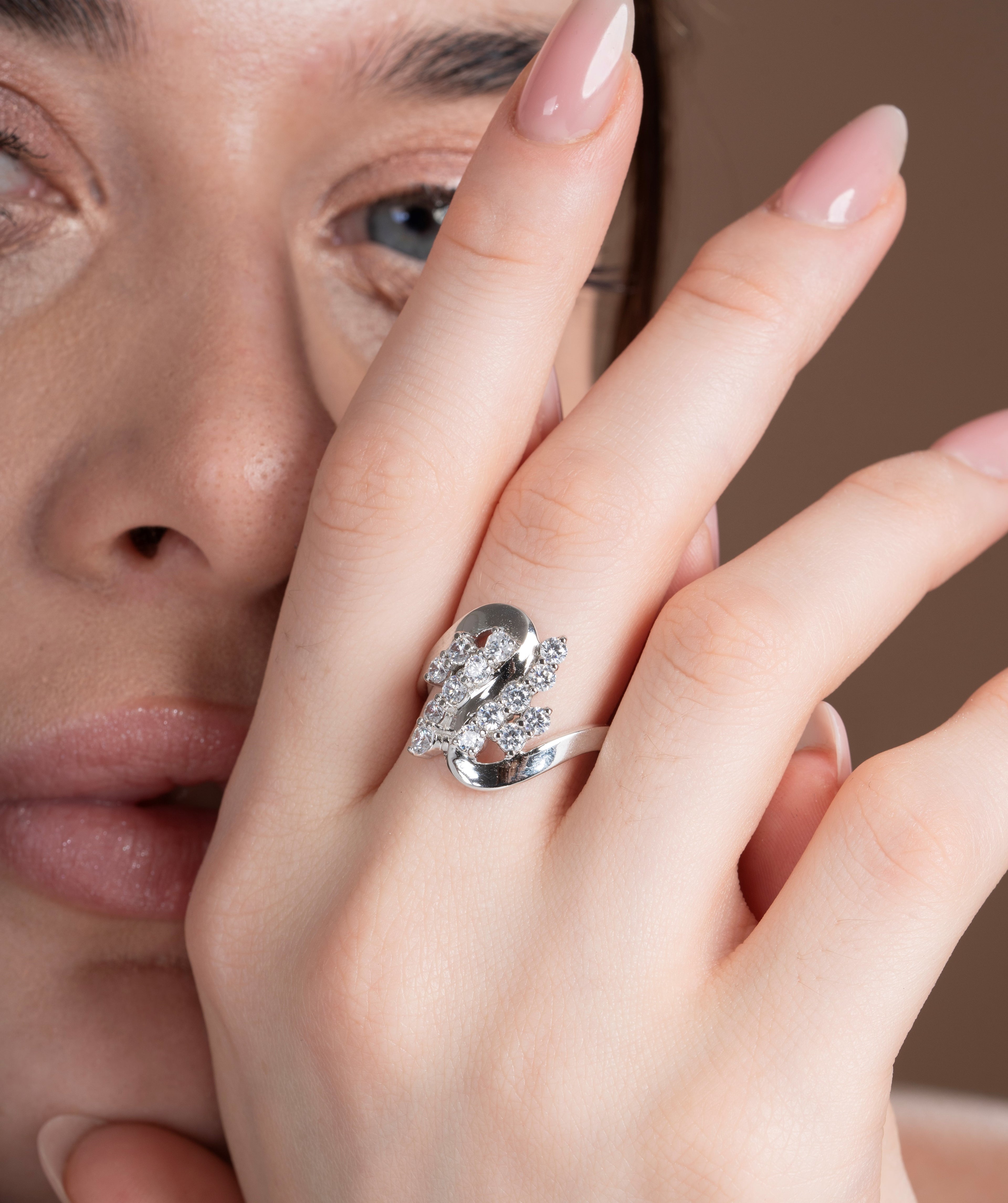 Wavy Bypass Round Fashion Ring