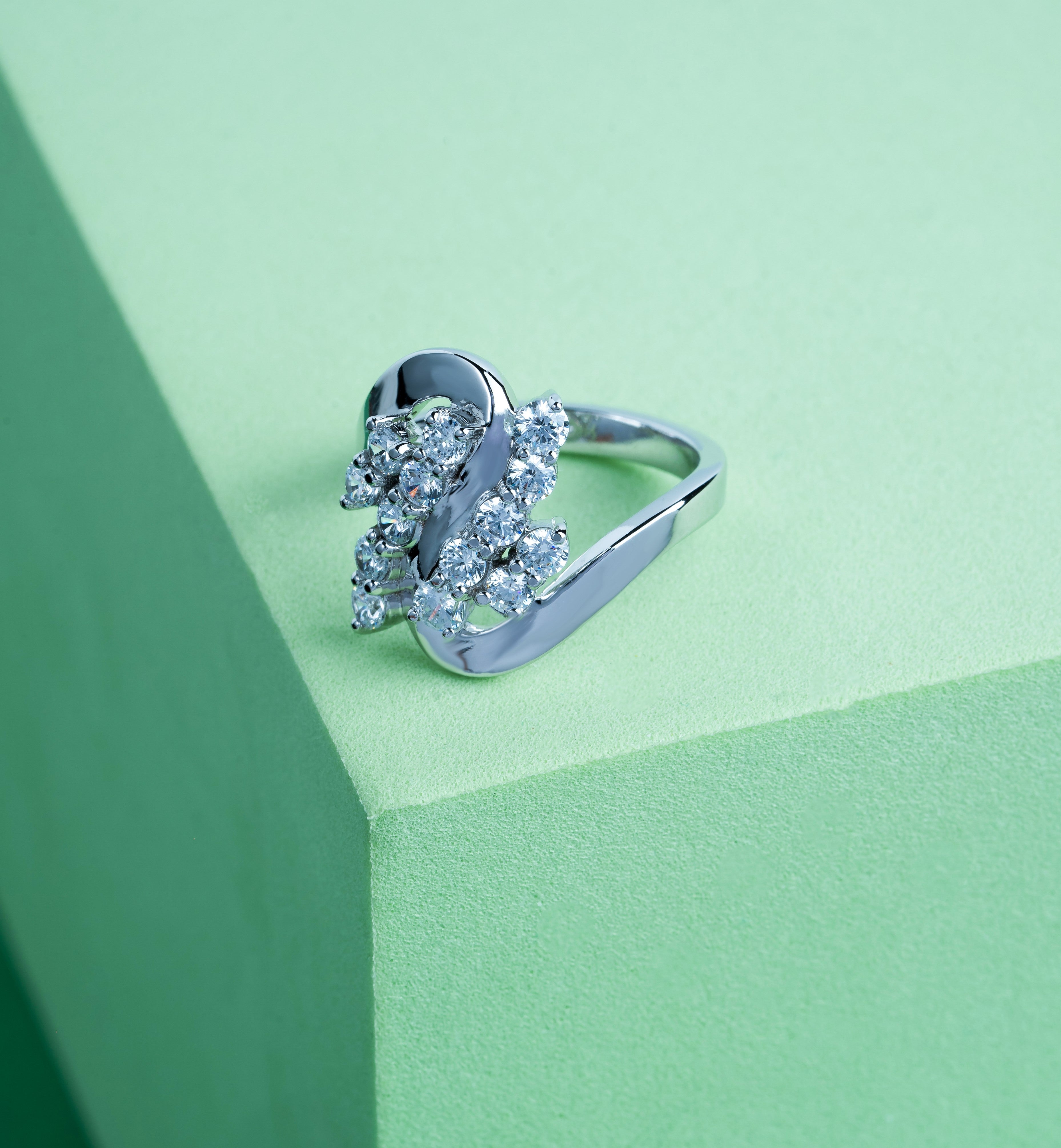 Wavy Bypass Round Fashion Ring